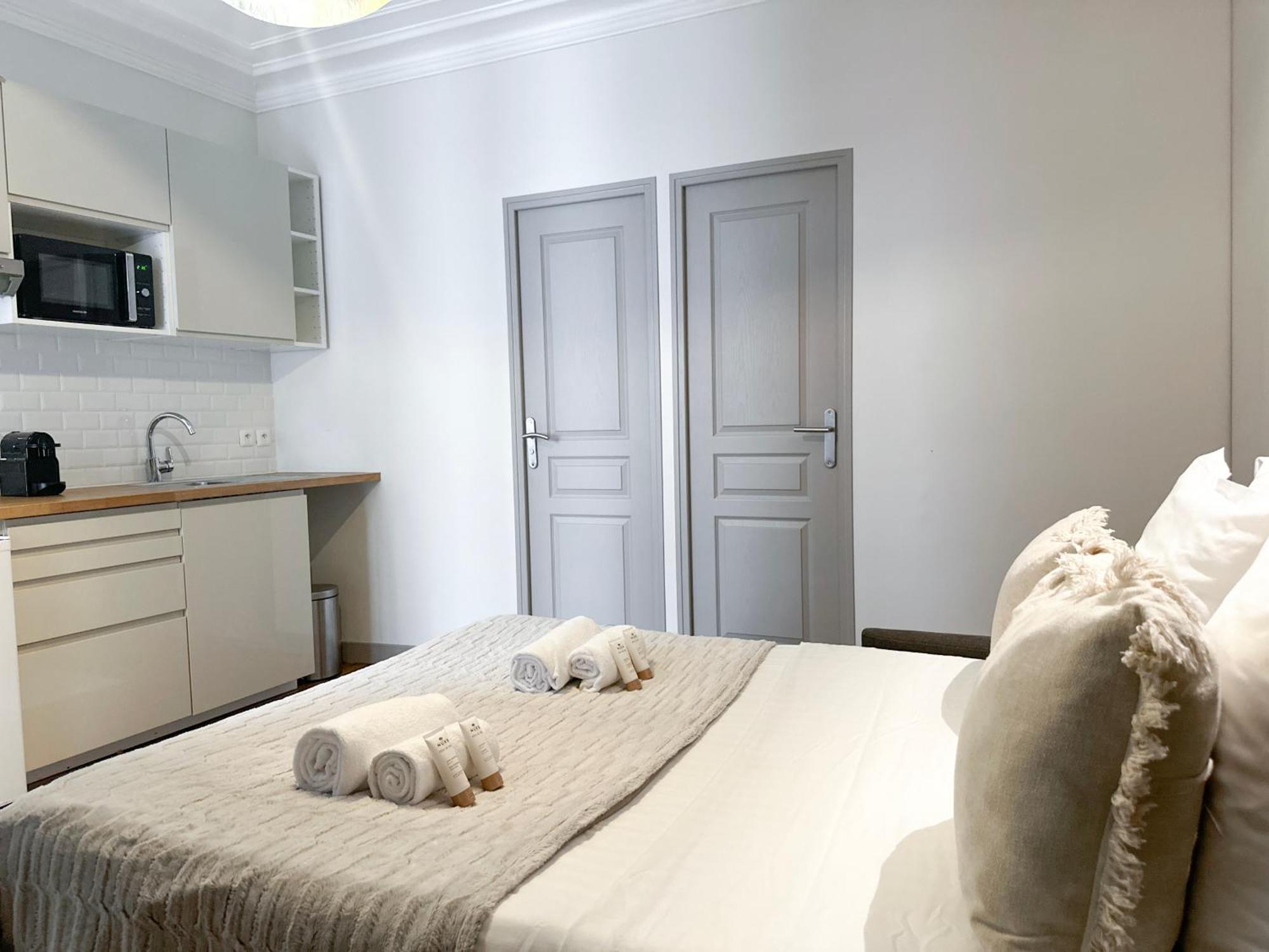 Апартаменты Unique Flat Near Louvre & Palais Royal Париж Экстерьер фото